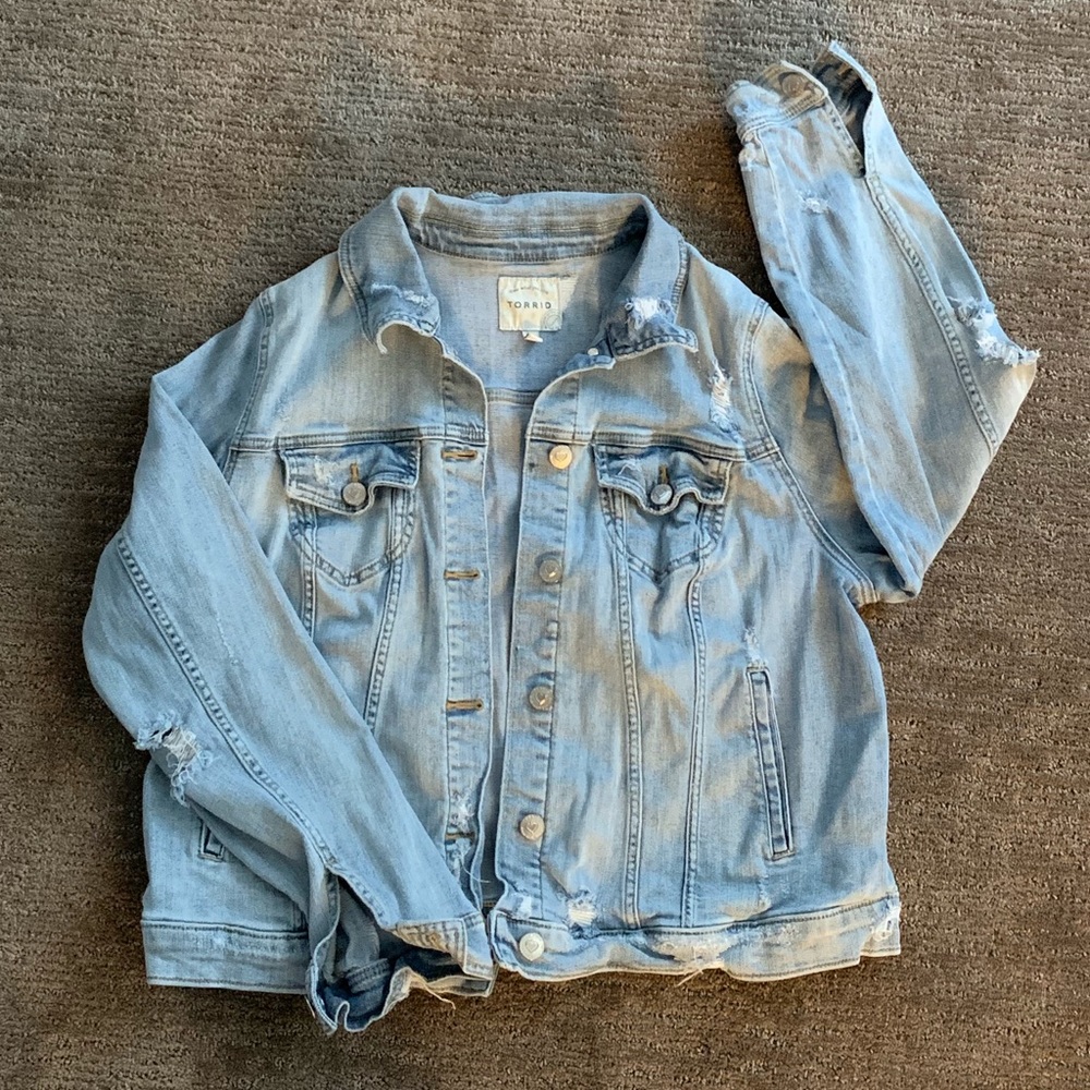 LAST CHANCE✨ Torrid Distressed Denim Jacket